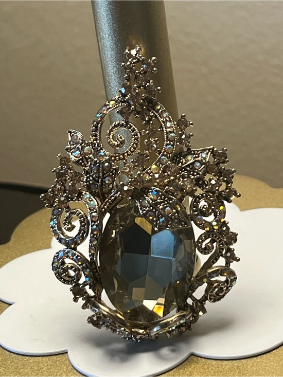Unbranded Jewelry - Fashion jewelry statement brooch - Like new